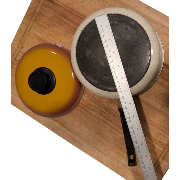 Vintage Strawberry Fields 2 Quart Enamel Cooking Pot with lid - Picture 9 of 16